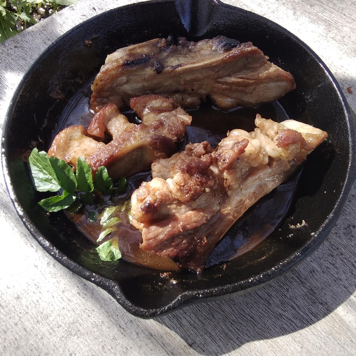 キャンプ スキレットでスペアリブ甘辛焼き